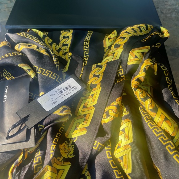 Brand New w/o tags Versace Chain link Silk shirt sz 58. - Picture 8 of 9
